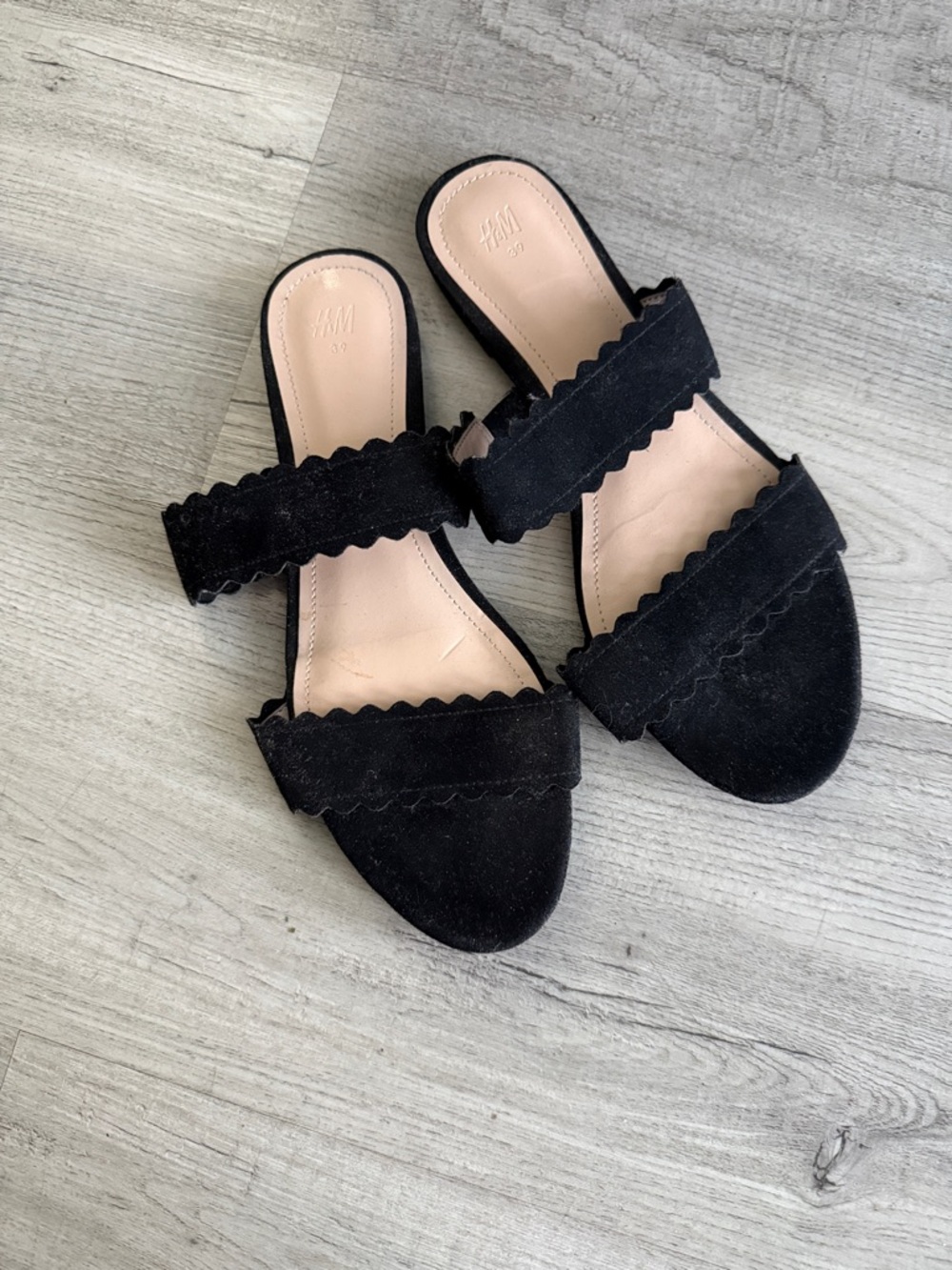 H&M Black Scalloped Double-Strap Slide Sandals Size 8Runs smaller than true size